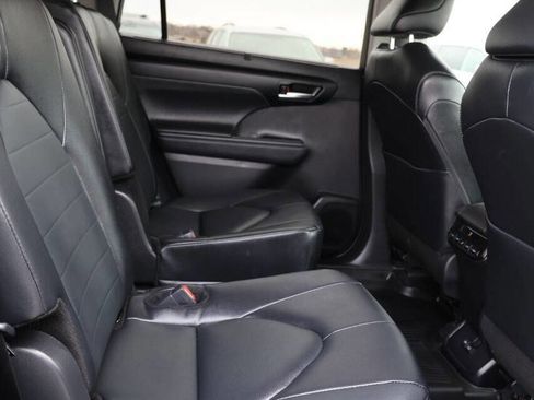 Used 2025 Toyota Highlander XLE image 16