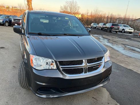 Used 2014 Dodge Grand Caravan SE image 2