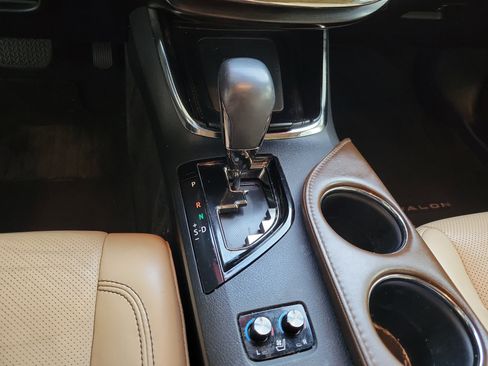 Used 2017 Toyota Avalon Limited image 24