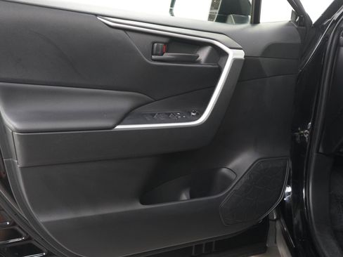 Used 2019 Toyota RAV4 LE AWD/4WD image 18