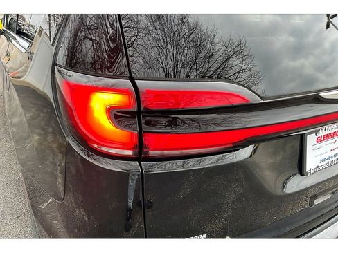 Used 2023 Chrysler Pacifica Limited FWD image 36