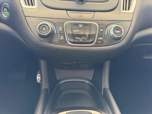 Used 2017 Chevrolet Malibu LT FWD image 18