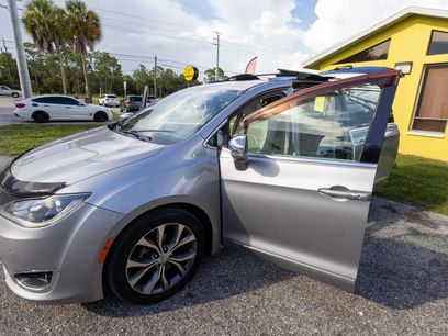 Used 2018 Chrysler Pacifica Limited w/ Advanced Safetytec Group
