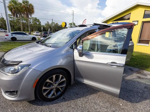 Used 2018 Chrysler Pacifica Limited w/ Advanced Safetytec Group FWD image 1