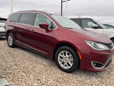 Used 2020 Chrysler Pacifica Touring-L image 8
