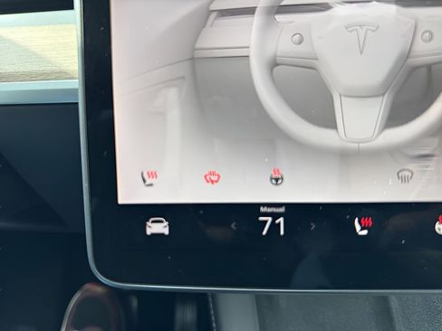 Used 2022 Tesla Model Y Long Range image 23