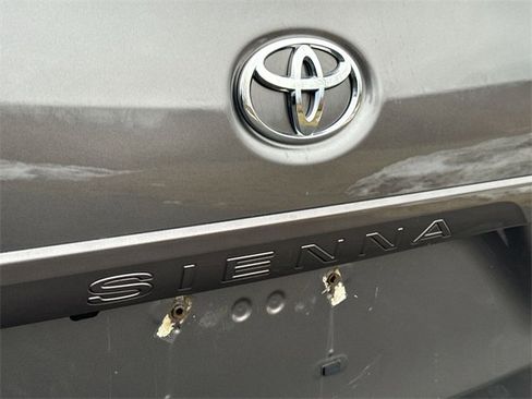 Used 2020 Toyota Sienna XLE Premium image 32