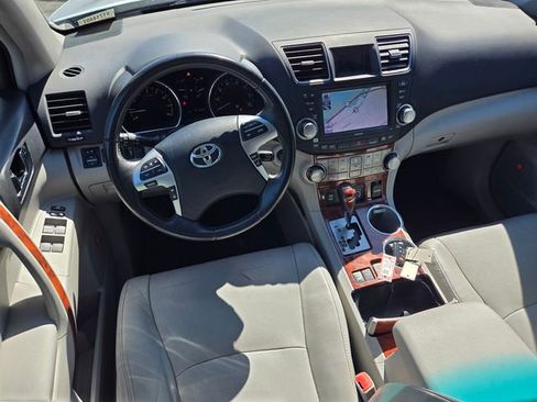 Used 2012 Toyota Highlander Limited w/ Tow Pkg AWD/4WD image 12