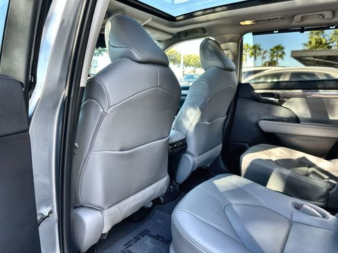 Used 2021 Toyota Highlander Platinum image 12