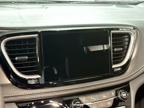 New 2026 Chrysler Pacifica Select image 14