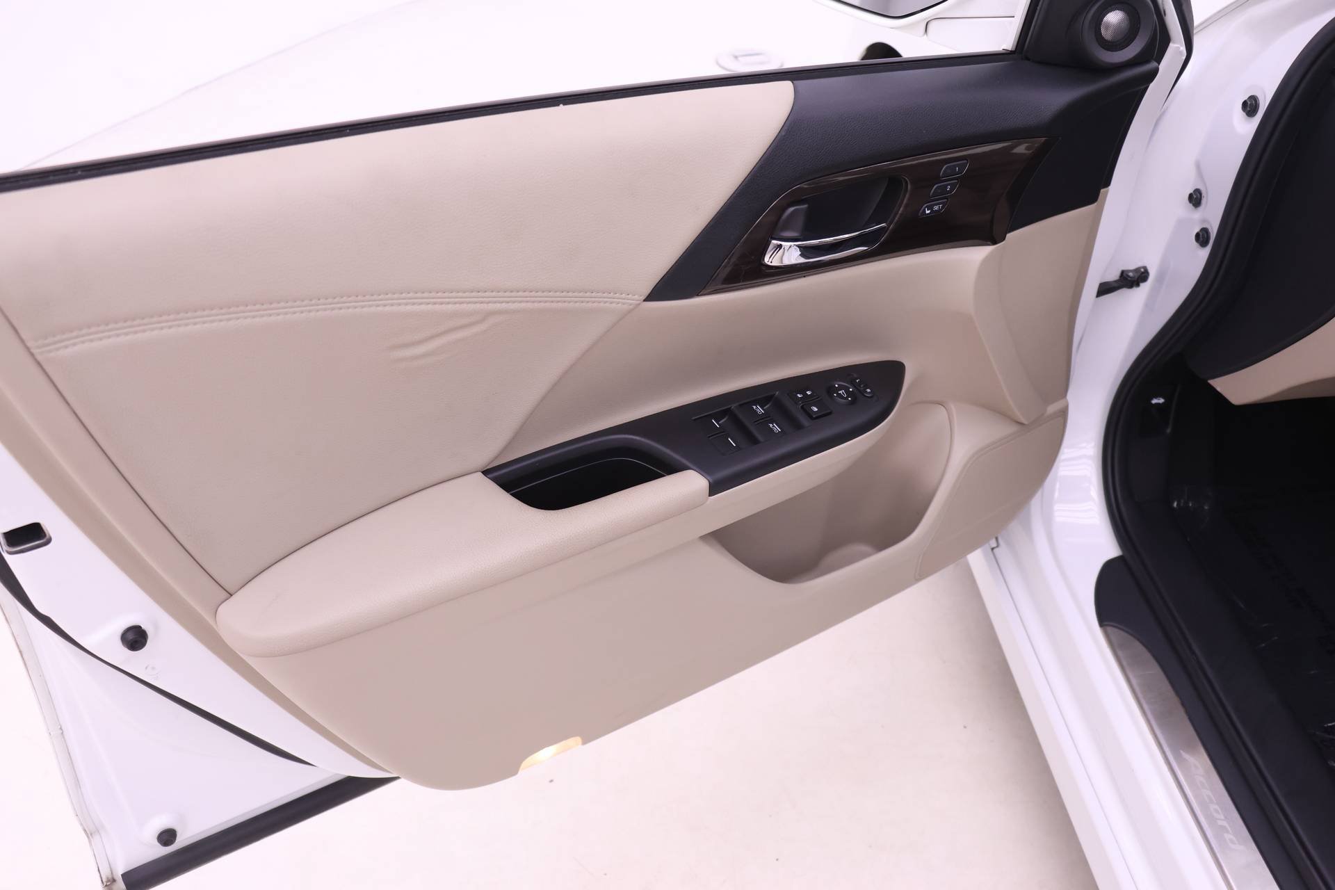 Used 2017 Honda Accord Touring image 9