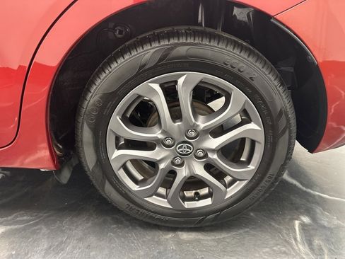 Used 2020 Toyota Yaris L image 30