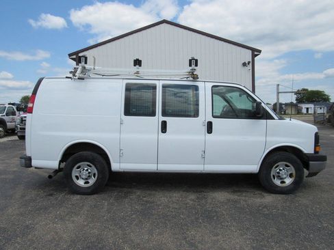 Used 2015 Chevrolet Express 2500 RWD image 2