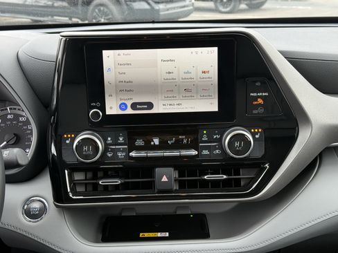 Used 2023 Toyota Highlander XLE image 3