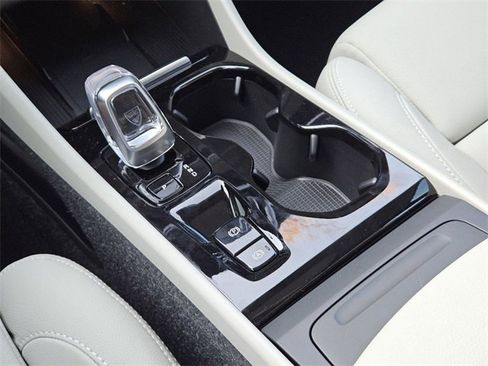 Certified 2025 Volvo XC40 B5 Ultra w/ Climate Package image 22