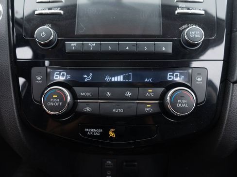 Used 2017 Nissan Rogue SV AWD/4WD image 33