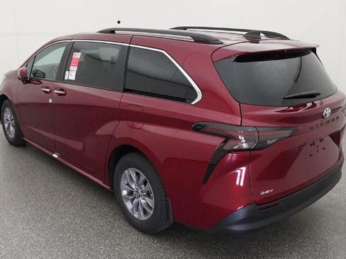 New 2026 Toyota Sienna XLE FWD image 5