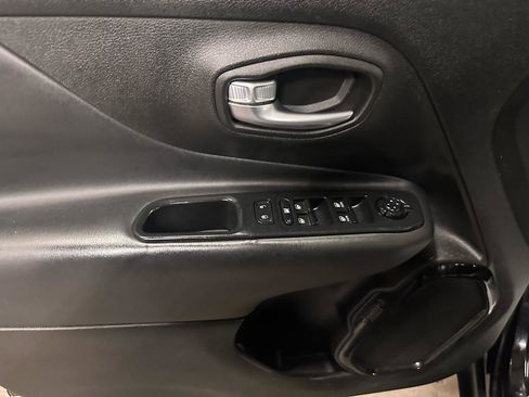 Used 2017 Jeep Renegade Altitude image 9