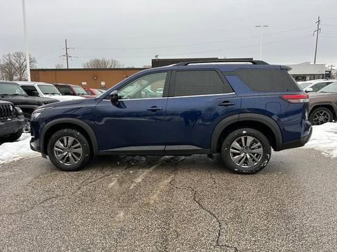 Used 2025 Nissan Pathfinder SV image 6