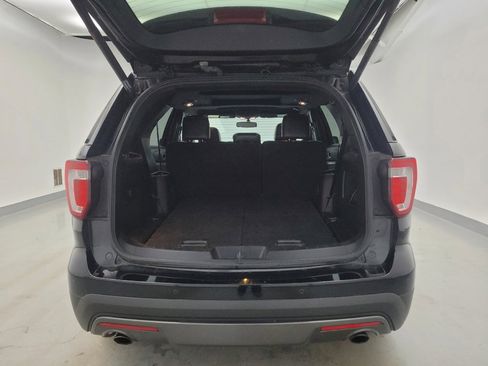 Used 2017 Ford Explorer XLT w/ Equipment Group 202A AWD/4WD image 29