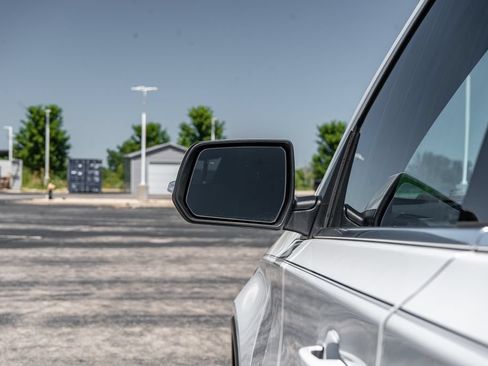 Used 2023 Chevrolet Traverse LT FWD image 17