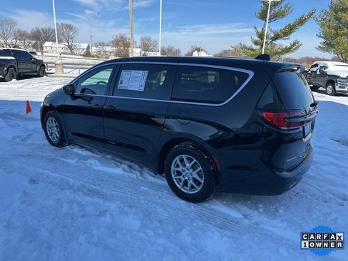 Used 2025 Chrysler Pacifica Select image 24