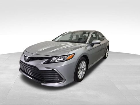 Used 2022 Toyota Camry LE image 5