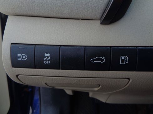 Used 2018 Toyota Camry LE FWD image 9