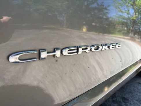 Used 2017 Jeep Cherokee Overland w/ Technology Group image 12