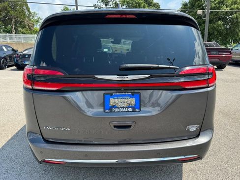 Used 2021 Chrysler Pacifica Touring-L FWD image 4