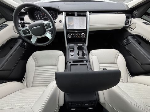 Used 2025 Land Rover Discovery S AWD/4WD image 18