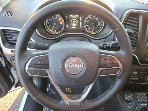 Used 2020 Jeep Cherokee Latitude Plus w/ Cold Weather Group image 18