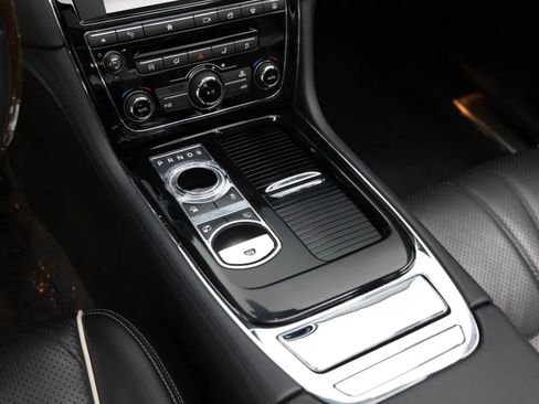 Used 2016 Jaguar XJ R-Sport RWD image 22