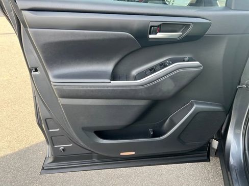 Used 2020 Toyota Highlander XLE image 16