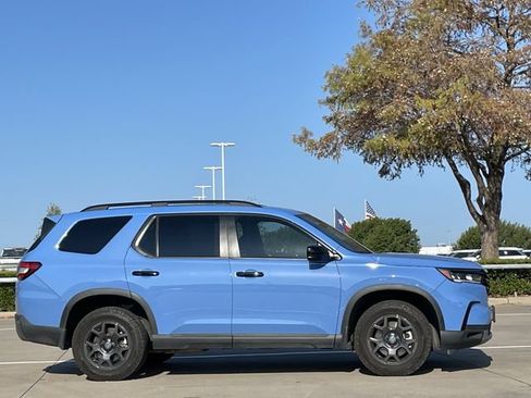 Used 2025 Honda Pilot TrailSport image 3