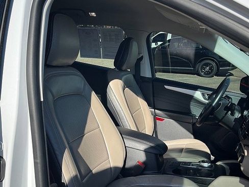 Used 2022 Ford Escape SE w/ SE Sport Appearance Package image 11