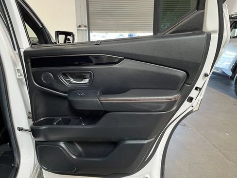 Used 2025 Honda Pilot TrailSport image 15
