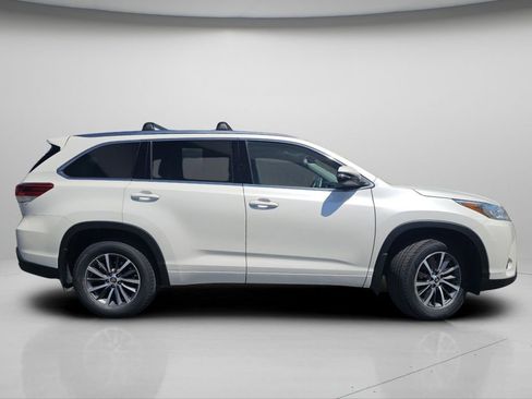Used 2017 Toyota Highlander XLE w/ Carpet Mat Package AWD/4WD image 25