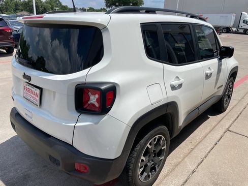 Used 2023 Jeep Renegade Latitude AWD/4WD image 6