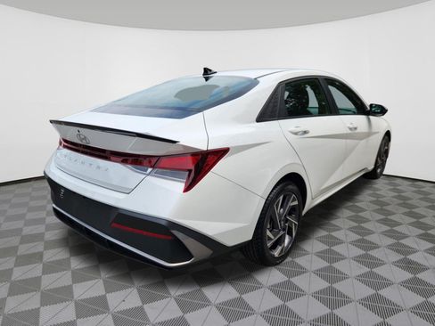 Certified 2025 Hyundai Elantra Sport FWD image 4