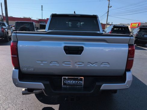 Used 2025 Toyota Tacoma SR5 AWD/4WD image 4