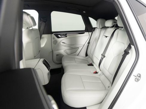 Certified 2026 Porsche Macan AWD/4WD image 40