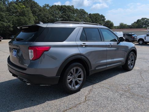 Certified 2021 Ford Explorer XLT w/ Equipment Group 202A AWD/4WD image 3
