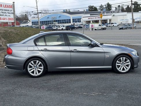 Used 2011 BMW 335i xDrive Sedan AWD/4WD image 4