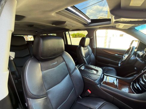 Used 2018 Cadillac Escalade ESV Luxury AWD/4WD image 25