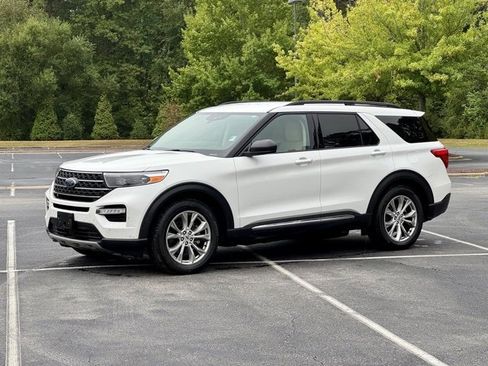 Used 2020 Ford Explorer XLT w/ Equipment Group 202A image 2