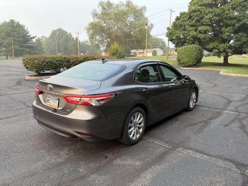 Used 2019 Toyota Camry LE FWD image 5