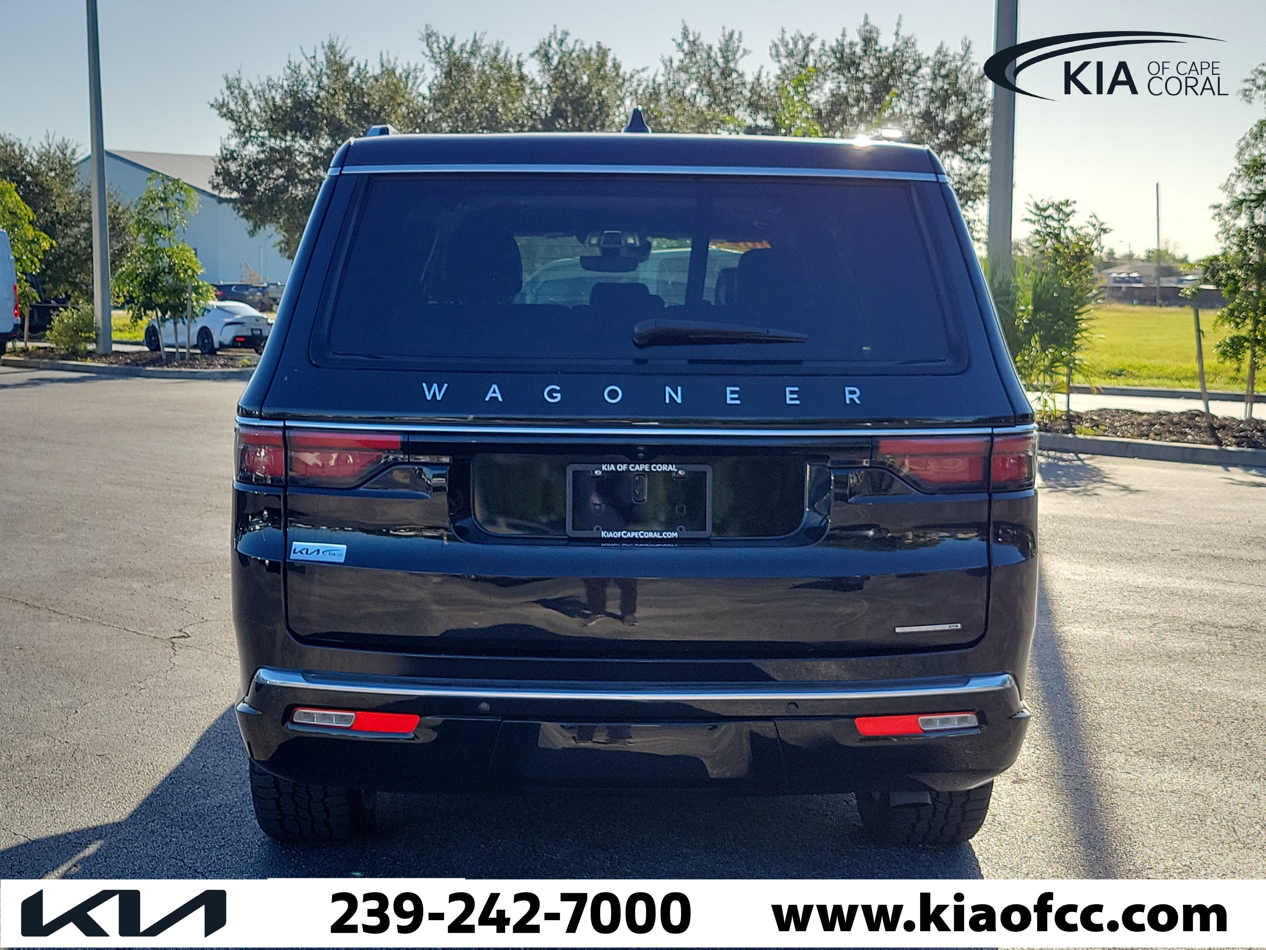 Used 2024 Jeep Wagoneer L Series III w/ Flexible Seating Group AWD/4WD image 5