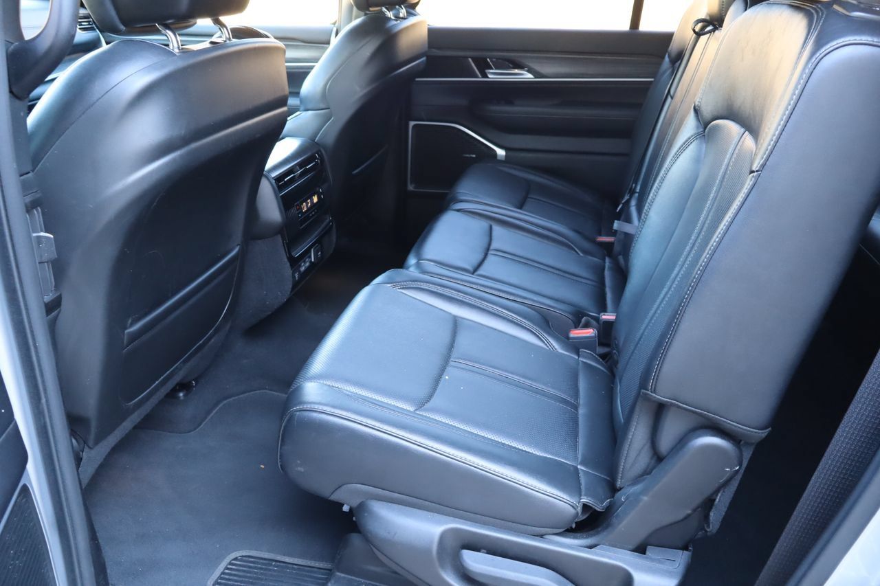 Used 2024 Jeep Wagoneer L Series II w/ Flexible Seating Group AWD/4WD image 5
