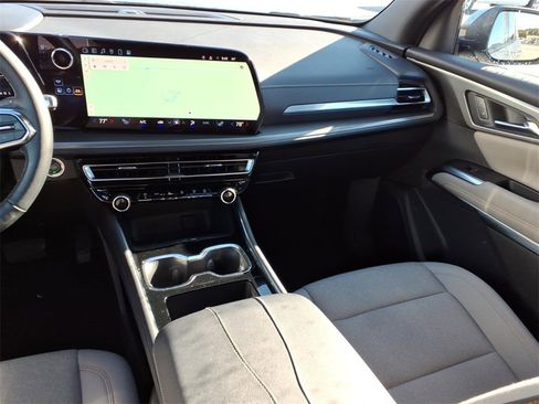 Used 2025 Chevrolet Traverse LT image 9